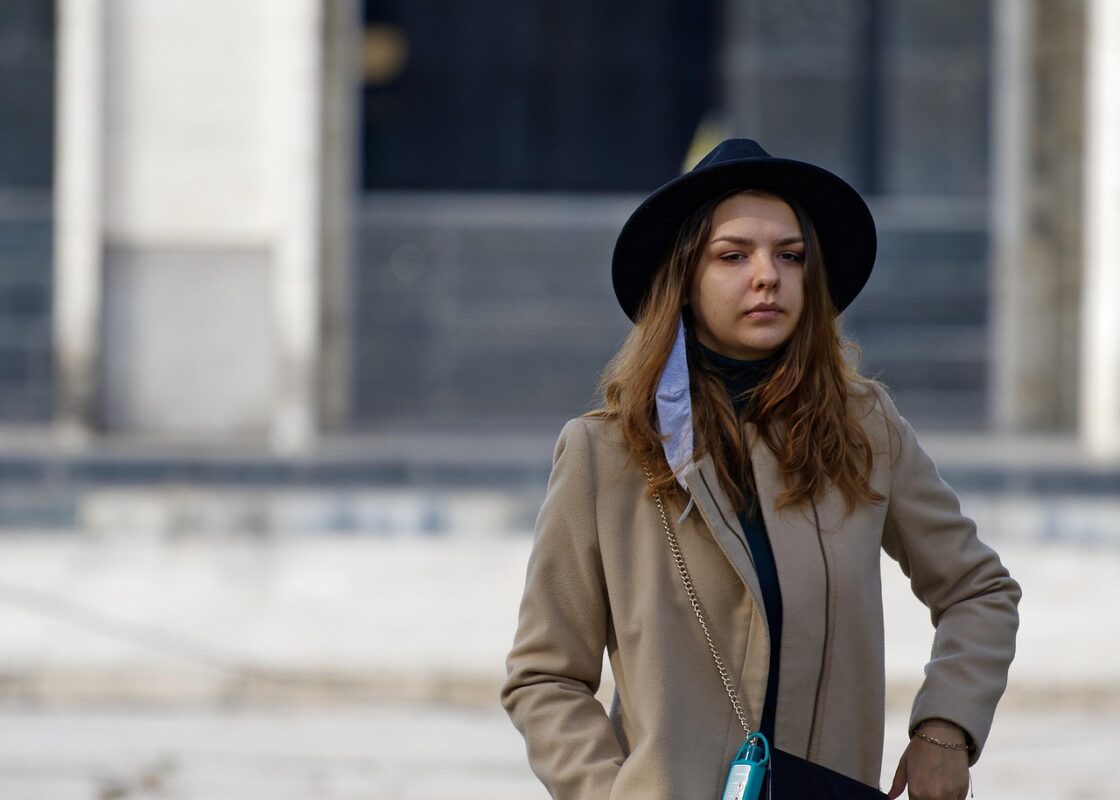 Affrontez l'hiver avec style : les essentiels mode au féminin